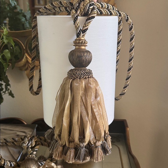 Elegant Tan and Gold Tassel Tiebacks - Picture 5 of 6